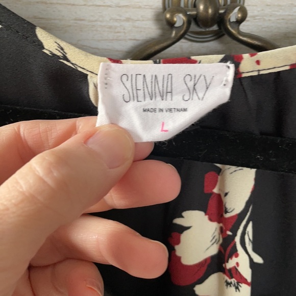 🛍 Beautiful Blouse! - Picture 7 of 9